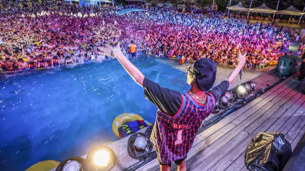 Water party in Wuhan attracts thousands - CGTN